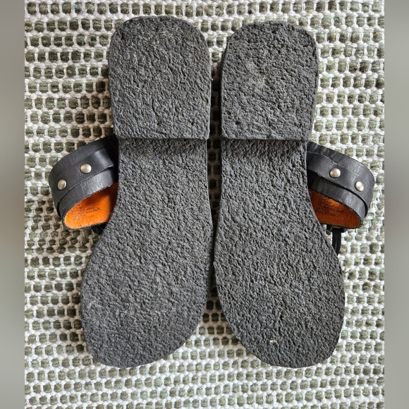 FRYE Riven LEATHER SANDAL Thong 7.5 Southwest Stud Western Coastal Cowgirl EUC - Picture 14 of 15